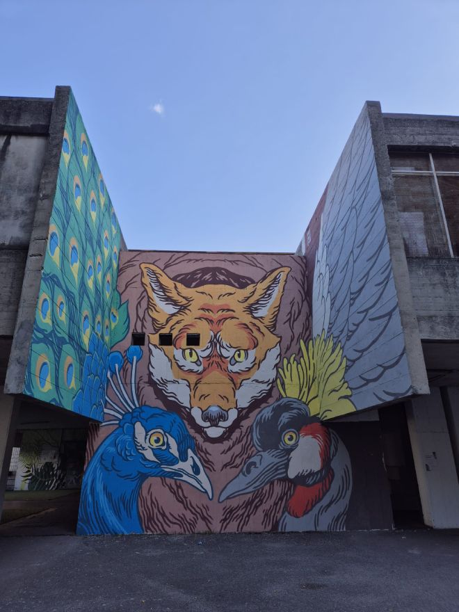 Lucamaleonte, In Fabula Salus, Il pavone e la gru e La volpe dalla pancia piena, Murale, Roma, Via Dina Galli 4, 2025. Foto: Antonio Tiso Lucamaleonte, In Fabula Salus, Il pavone e la gru e La volpe dalla pancia piena, Murale, Roma, Via Dina Galli 4, 2025. Foto: Antonio Tiso