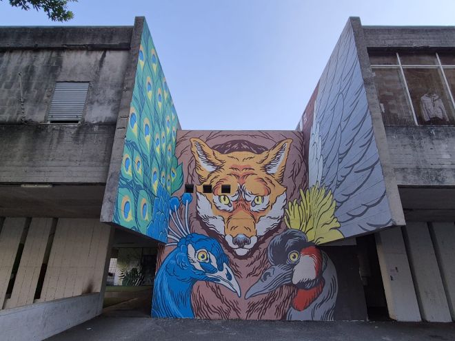 Lucamaleonte, In Fabula Salus, Il pavone e la gru e La volpe dalla pancia piena, Murale, Roma, Via Dina Galli 4, 2025. Foto: Antonio Tiso Lucamaleonte, In Fabula Salus, Il pavone e la gru e La volpe dalla pancia piena, Murale, Roma, Via Dina Galli 4, 2025. Foto: Antonio Tiso