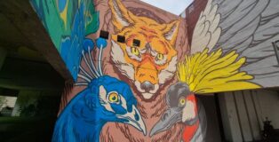 Lucamaleonte, In Fabula Salus, Il pavone e la gru e La volpe dalla pancia piena, Murale, Roma, Via Dina Galli 4, 2025. Foto: Antonio Tiso