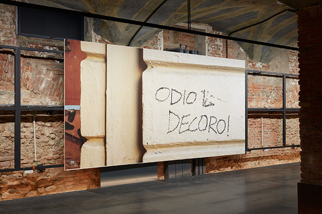 ODIO IL DECORO! Piero Fornasetti, progetto di Davide Trabucco, Palazzo Bentivoglio, Bologna, ph: Carlo Favero ODIO IL DECORO! Piero Fornasetti, progetto di Davide Trabucco, Palazzo Bentivoglio, Bologna, ph: Carlo Favero