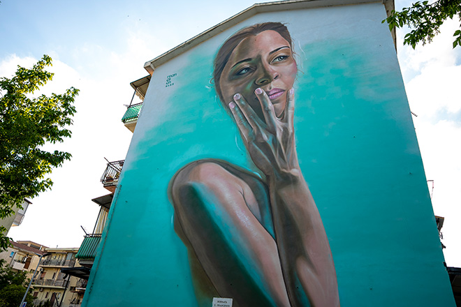Mandioh - Murale per KRIU - KRotone Identità Urbane, Crotone, 2025 Mandioh - Murale per KRIU - KRotone Identità Urbane, Crotone, 2025