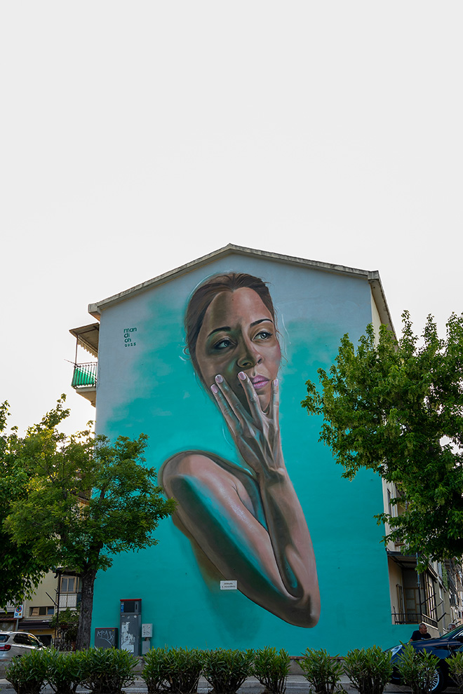 Mandioh - Murale per KRIU - KRotone Identità Urbane, Crotone, 2025 Mandioh - Murale per KRIU - KRotone Identità Urbane, Crotone, 2025