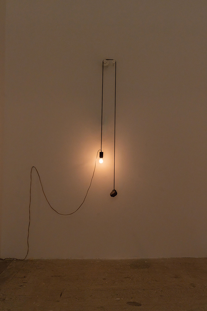Shilpa Gupta, Untitled, 2020, pietra, lampadina, motore, 259 x 24 x 18 cm, 102 x 9,5 x 7 in, Courtesy dell’ar+sta e di GALLERIA CONTINUA, Fotografa: Ela Bialkowska, OKNO Studio. Fotografo: Claudio Cerasoli. Shilpa Gupta, Untitled, 2020, pietra, lampadina, motore, 259 x 24 x 18 cm, 102 x 9,5 x 7 in, Courtesy dell’ar+sta e di GALLERIA CONTINUA, Fotografa: Ela Bialkowska, OKNO Studio. Fotografo: Claudio Cerasoli.