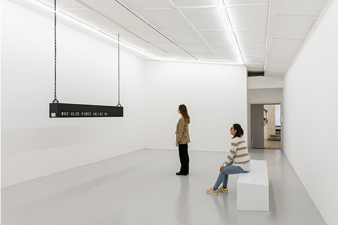 Shilpa Gupta, Stilltheyknownotwhatldream, 2021, Flapboard in movimento, loop di 35 minu+, 24 x 238 x 13 cm ciascuno, 9,5 x 93,5 x 5 in ciascuno, Courtesy: l'artista e GALLERIA CONTINUA, Fotografo: Ela Bialkowska, OKNO Studio Shilpa Gupta, Stilltheyknownotwhatldream, 2021, Flapboard in movimento, loop di 35 minu+, 24 x 238 x 13 cm ciascuno, 9,5 x 93,5 x 5 in ciascuno, Courtesy: l'artista e GALLERIA CONTINUA, Fotografo: Ela Bialkowska, OKNO Studio