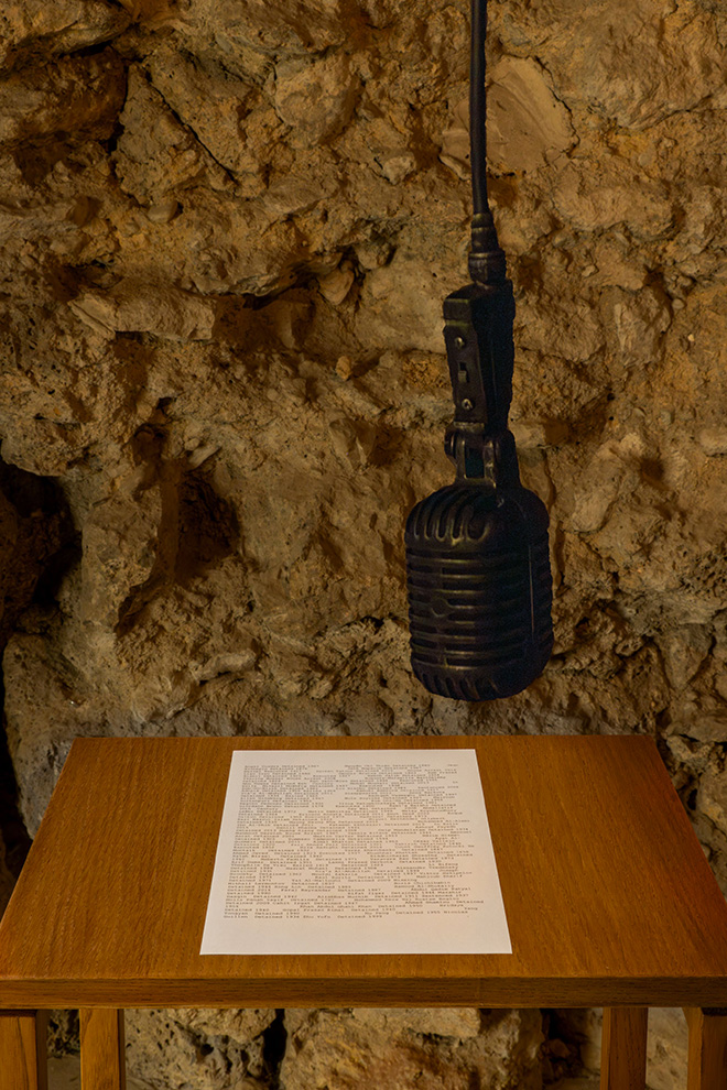 Shilpa Gupta, Untitled, 2023, microfono, altoparlante, suono, lampadina, stampa su carta, legno, dimensioni variabili, Courtesy: l'artista e GALLERIA CONTINUA, Fotografo: Sebastain Bach. Shilpa Gupta, Untitled, 2023, microfono, altoparlante, suono, lampadina, stampa su carta, legno, dimensioni variabili, Courtesy: l'artista e GALLERIA CONTINUA, Fotografo: Sebastain Bach.
