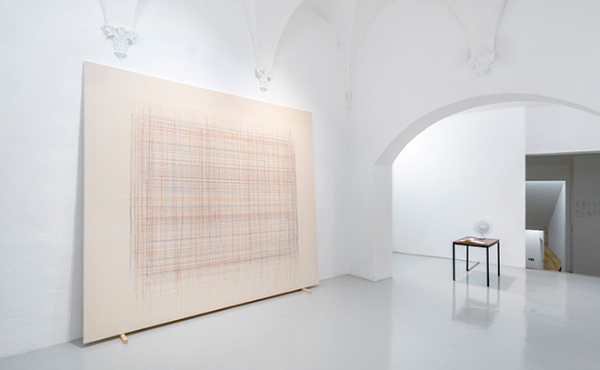Shilpa Gupta, Senza titolo (Rectangles on Flags of the World), 2021-2025, ricamo su tessuto, 300 × 400 cm (118,11 × 157,48 in), Courtesy dell’artista e di GALLERIA CONTINUA, Fotografa: Ela Bialkowska, OKNO Studio. Shilpa Gupta, Senza titolo (Rectangles on Flags of the World), 2021-2025, ricamo su tessuto, 300 × 400 cm (118,11 × 157,48 in), Courtesy dell’artista e di GALLERIA CONTINUA, Fotografa: Ela Bialkowska, OKNO Studio.