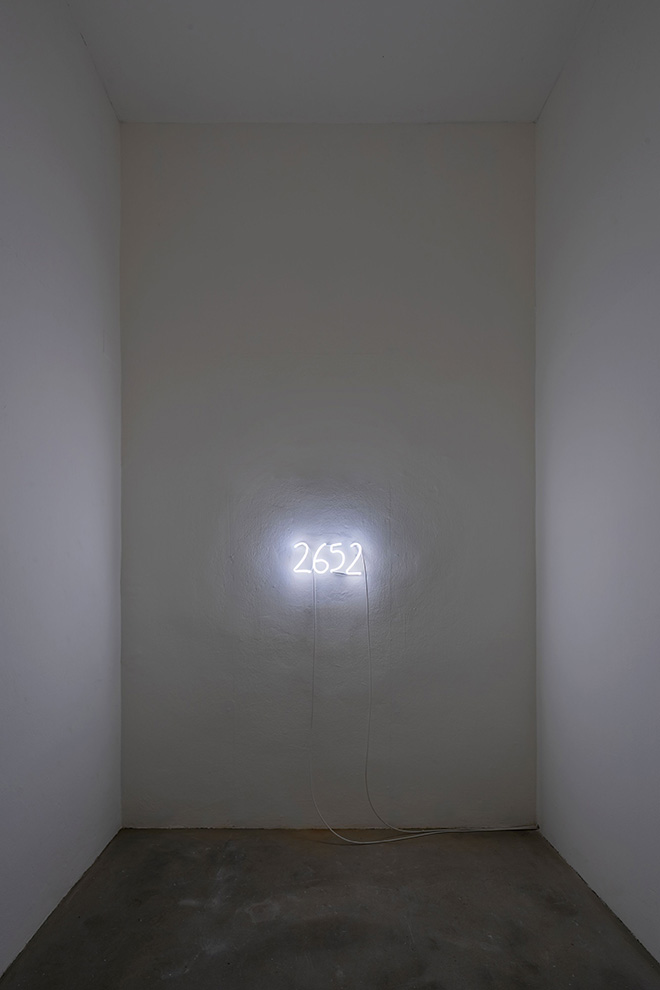 Shilpa Gupta, 2652, 2010–2012, Neon, 35,6 x 17,8 cm, Courtesy dell’artista e di GALLERIA CONTINUA, Fotografa: Ela Bialkowska, OKNO Studio. Shilpa Gupta, 2652, 2010–2012, Neon, 35,6 x 17,8 cm, Courtesy dell’artista e di GALLERIA CONTINUA, Fotografa: Ela Bialkowska, OKNO Studio.