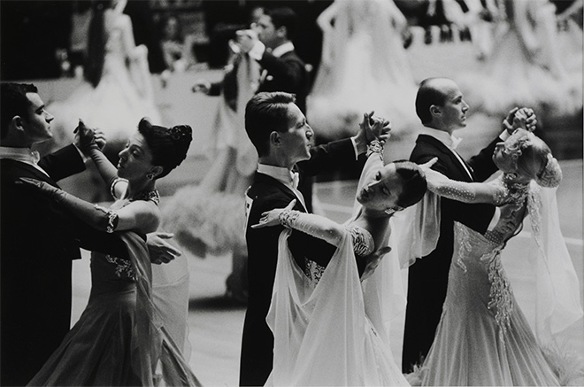 Gianni Berengo Gardin, Concorso di ballo, 1997. Proprietà della Fondazione per l’Arte Moderna e Contemporanea CRT in comodato a GAM Galleria Civica d’Arte Moderna e Contemporanea di Torino. Courtesy Fondazione Torino Musei. Gianni Berengo Gardin, Concorso di ballo, 1997. Proprietà della Fondazione per l’Arte Moderna e Contemporanea CRT in comodato a GAM Galleria Civica d’Arte Moderna e Contemporanea di Torino. Courtesy Fondazione Torino Musei.