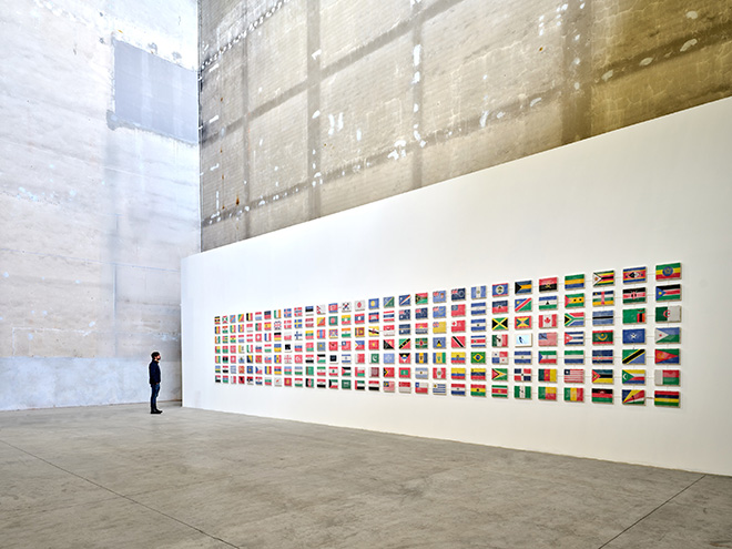 Yukinori Yanagi - The World Flag Ant Farm 2025, 2025. Veduta dell’installazione, Pirelli HangarBicocca, Milan, 2025. ©YANAGI STUDIO Courtesy l’artista e Pirelli HangarBicocca, Milano. Foto Agostino Osio. Yukinori Yanagi - The World Flag Ant Farm 2025, 2025. Veduta dell’installazione, Pirelli HangarBicocca, Milan, 2025. ©YANAGI STUDIO Courtesy l’artista e Pirelli HangarBicocca, Milano. Foto Agostino Osio.