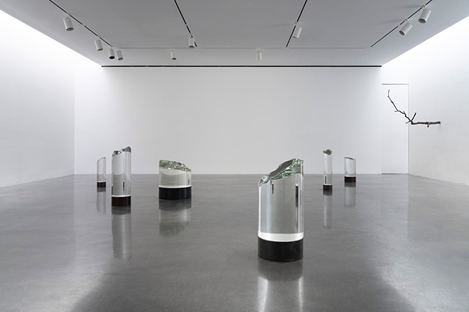 Alicja Kwade: Telos Tales, 508 & 510 West 25th Street, New York, NY 10001 May 7 – August 15, 2025. Photography courtesy Pace Gallery Alicja Kwade: Telos Tales, 508 & 510 West 25th Street, New York, NY 10001 May 7 – August 15, 2025. Photography courtesy Pace Gallery