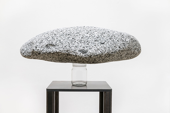 Arcangelo Sassolino, Impartial silence, 2025, vetro, pietra e acciaio, h 120 x 70 x 47 cm, Courtesy: l’artista e GALLERIA CONTINUA, foto: Ela Bialkowska, OKNO Studio