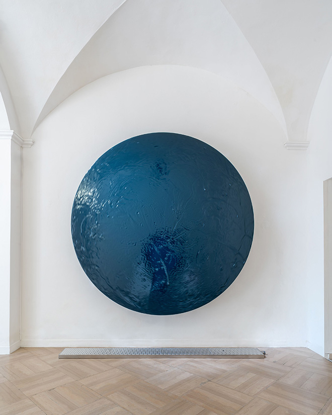 Arcangelo Sassolino, Present Tense, olio industriale, acciaio e impianto elettrico, Courtesy dell’artista e di GALLERIA CONTINUA. Fotografa: Ela Bialkowska, OKNO Studio.