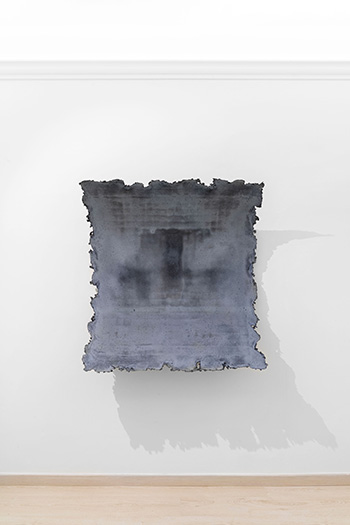 Arcangelo Sassolino, Untitled, 2025, cemento e acciaio, 183 x 30 x 30 cm, 72.04 x 11.81 x 11.81 in, Courtesy: l’artista e GALLERIA CONTINUA, foto: Ela Bialkowska, OKNO Studio