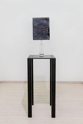 Arcangelo Sassolino, La forma dell’attesa, 2025, vetro e acciaio, 183 x 30 x 30 cm, 72.04 x 11.81 x 11.81 in, Courtesy: l’artista e GALLERIA CONTINUA, foto: Ela Bialkowska, OKNO Studio