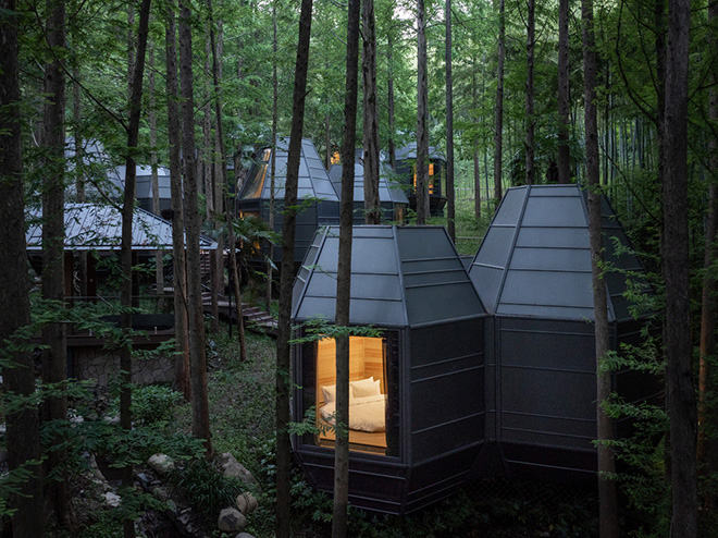 GLA Architects - Dongmingshan Senyu Hotel, Hangzhou, China. Pinecone Cabins. Photo credit: Chen Xi Studio GLA Architects – Dongmingshan Senyu Hotel: il resort immerso nella foresta