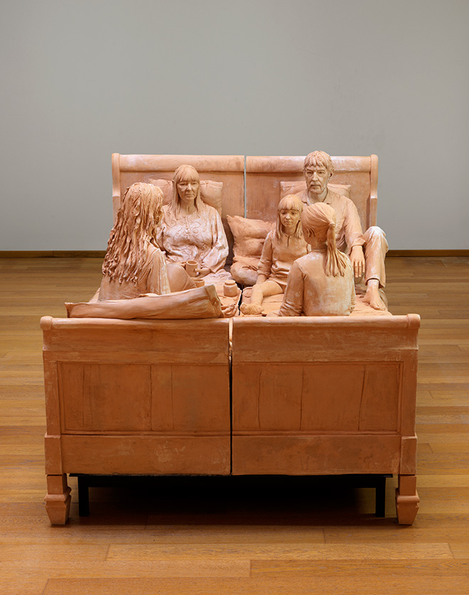 G. Bergomi, Colazione nel letto, 2023-24, terracotta, 142x210x180 cm. Collezione privata G. Bergomi, Colazione nel letto, 2023-24, terracotta, 142x210x180 cm. Collezione privata
