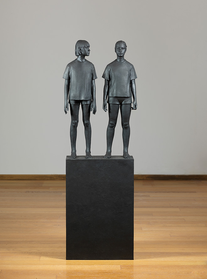 Giuseppe Bergomi, Ilaria e Valentina su parallelepipedo, 2023, bronzo, 170,7x58,6x22 cm. Collezione privata Giuseppe Bergomi, Ilaria e Valentina su parallelepipedo, 2023, bronzo, 170,7x58,6x22 cm. Collezione privata