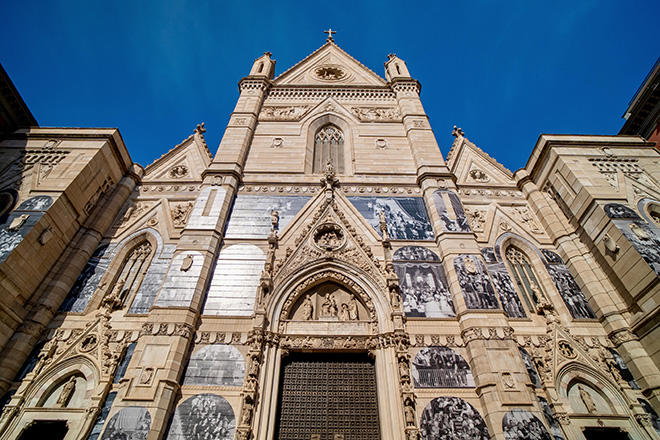 JR - CHI SEI, NAPOLI?, installazione site specific sulla facciata della Cattedrale di San Gennaro a Napoli. Photo courtesy: Gallerie d'Italia, Napoli JR - CHI SEI, NAPOLI?, installazione site specific sulla facciata della Cattedrale di San Gennaro a Napoli. Photo courtesy: Gallerie d'Italia, Napoli