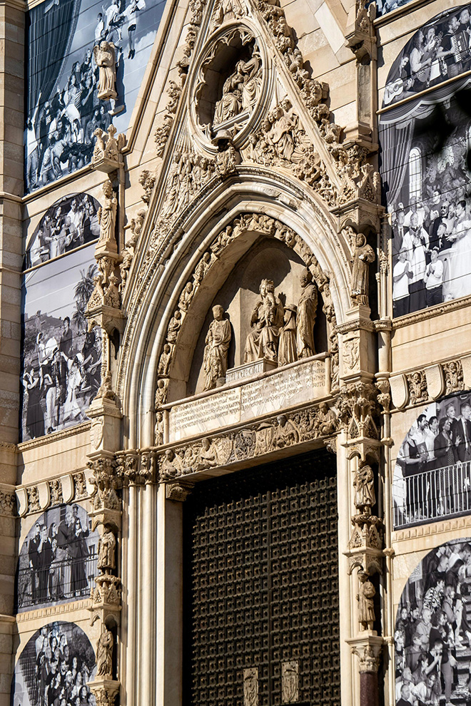 JR - CHI SEI, NAPOLI?, installazione site specific sulla facciata della Cattedrale di San Gennaro a Napoli. Photo courtesy: Salvatore Laporta JR - CHI SEI, NAPOLI?, installazione site specific sulla facciata della Cattedrale di San Gennaro a Napoli. Photo courtesy: Salvatore Laporta