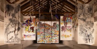 Marzia Migliora, Lotta per l’esistenza, 2025. Dettaglio, installazione ambientale, cartapesta dipinta a mano, carta intelaiata, dimensioni variabili. Foto di Giacomo Bianchi. Courtesy: dell’artista; Arte Sella; Galleria Lia Rumma, Milano / Napoli
