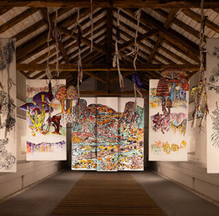 Marzia Migliora, Lotta per l’esistenza, 2025. Dettaglio, installazione ambientale, cartapesta dipinta a mano, carta intelaiata, dimensioni variabili. Foto di Giacomo Bianchi. Courtesy: dell’artista; Arte Sella; Galleria
Lia Rumma, Milano / Napoli Arte Sella presenta: “Marzia Migliora. Lotta per l’esistenza”