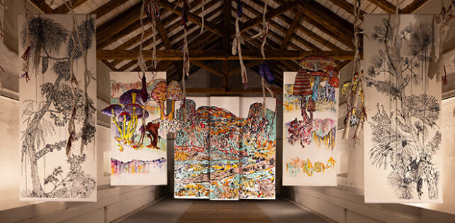 Marzia Migliora, Lotta per l’esistenza, 2025. Dettaglio, installazione ambientale, cartapesta dipinta a mano, carta intelaiata, dimensioni variabili. Foto di Giacomo Bianchi. Courtesy: dell’artista; Arte Sella; Galleria
Lia Rumma, Milano / Napoli Arte Sella presenta: “Marzia Migliora. Lotta per l’esistenza”