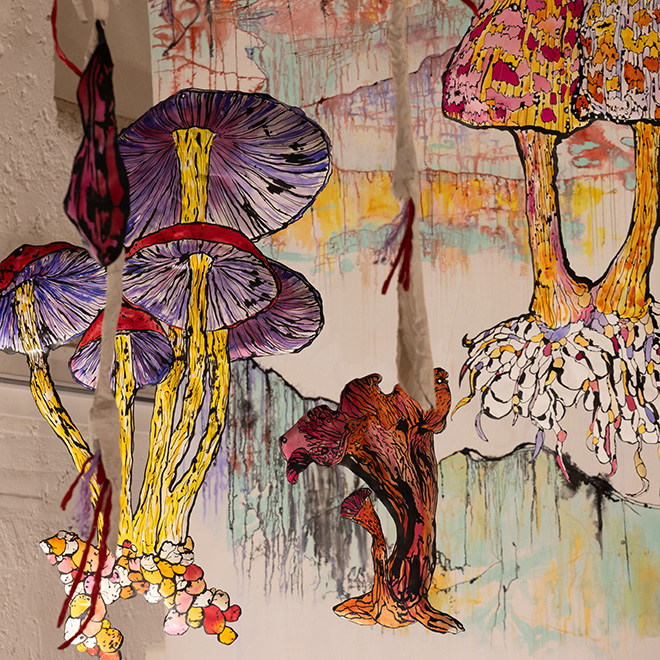 Marzia Migliora, Lotta per l’esistenza, 2025. Dettaglio, installazione ambientale, cartapesta dipinta a mano, carta intelaiata, dimensioni variabili. Foto di Giacomo Bianchi. Courtesy: dell’artista; Arte Sella; Galleria Lia Rumma, Milano / Napoli Marzia Migliora, Lotta per l’esistenza, 2025. Dettaglio, installazione ambientale, cartapesta dipinta a mano, carta intelaiata, dimensioni variabili. Foto di Giacomo Bianchi. Courtesy: dell’artista; Arte Sella; Galleria Lia Rumma, Milano / Napoli