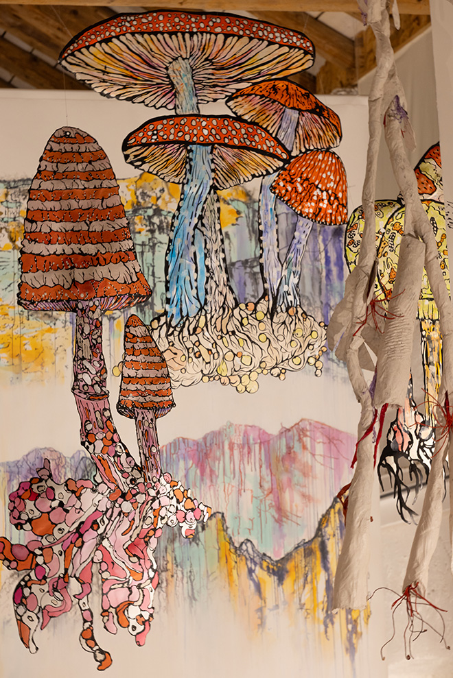 Marzia Migliora, Lotta per l’esistenza, 2025. Dettaglio, installazione ambientale, cartapesta dipinta a mano, carta intelaiata, dimensioni variabili. Foto di Giacomo Bianchi. Courtesy: dell’artista; Arte Sella; Galleria Lia Rumma, Milano / Napoli Marzia Migliora, Lotta per l’esistenza, 2025. Dettaglio, installazione ambientale, cartapesta dipinta a mano, carta intelaiata, dimensioni variabili. Foto di Giacomo Bianchi. Courtesy: dell’artista; Arte Sella; Galleria Lia Rumma, Milano / Napoli