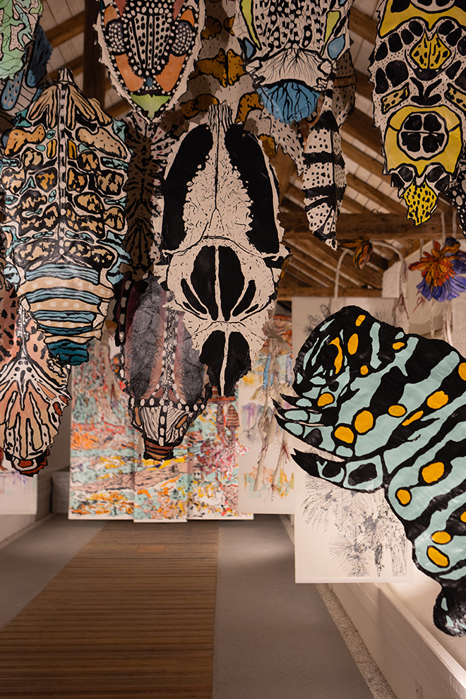 Marzia Migliora, Lotta per l’esistenza, 2025. Dettaglio, installazione ambientale, cartapesta dipinta a mano, carta intelaiata, dimensioni variabili. Foto di Giacomo Bianchi. Courtesy: dell’artista; Arte Sella; Galleria Lia Rumma, Milano / Napoli Marzia Migliora, Lotta per l’esistenza, 2025. Dettaglio, installazione ambientale, cartapesta dipinta a mano, carta intelaiata, dimensioni variabili. Foto di Giacomo Bianchi. Courtesy: dell’artista; Arte Sella; Galleria Lia Rumma, Milano / Napoli