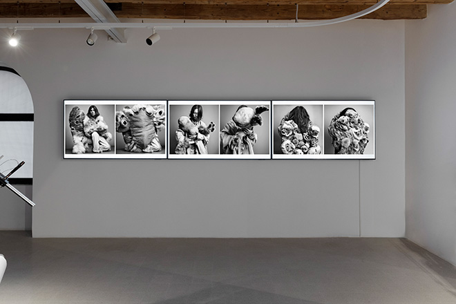 Re:humanism 4, Installation view, Esther Hunziker, SCREEN TESTS 2025. Foto di Carlo Romano Re:humanism 4, Installation view, Esther Hunziker, SCREEN TESTS 2025. Foto di Carlo Romano