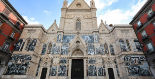 JR - "CHI SEI, NAPOLI?", installazione site specific sulla facciata della Cattedrale di San Gennaro a Napoli. Photo credit: Salvatore Laporta