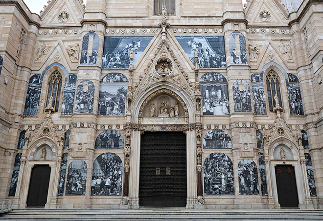 JR - CHI SEI, NAPOLI?, installazione site specific sulla facciata della Cattedrale di San Gennaro a Napoli. Photo credit: Salvatore Laporta JR - CHI SEI, NAPOLI?, installazione site specific sulla facciata della Cattedrale di San Gennaro a Napoli. Photo credit: Salvatore Laporta