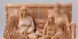 Giuseppe Bergomi, Colazione nel letto (dettaglio), 2023-24, terracotta, 142x210x180 cm, collezione privata