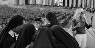 Dopo aver reso omaggio alla salma di papa Francesco all’interno della basilica, i fedeli si radunano in piazza San Pietro. Città del Vaticano, 23-25 aprile. © Alex Majoli