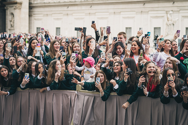 La lunga fila di fedeli per rendere l’ultimo saluto a papa Francesco nella Basilica di San Pietro. Città del Vaticano, 23-25 aprile. © Alex Majoli
Giovani fedeli riunite in piazza San Pietro per salutare papa Francesco durante la domenica di Pasqua. Città del Vaticano, 20 aprile. © Diana Bagnoli