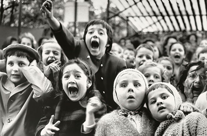 Alfred Eisenstaedt, Al teatro delle marionette delle Tuileries, rappresentazione di San Giorgio e il Drago. Parigi, 1963. ©Alfred Eisenstaedt, The LIFE Picture Collection, Shutterstock Alfred Eisenstaedt, Al teatro delle marionette delle Tuileries, rappresentazione di San Giorgio e il Drago. Parigi, 1963. ©Alfred Eisenstaedt, The LIFE Picture Collection, Shutterstock