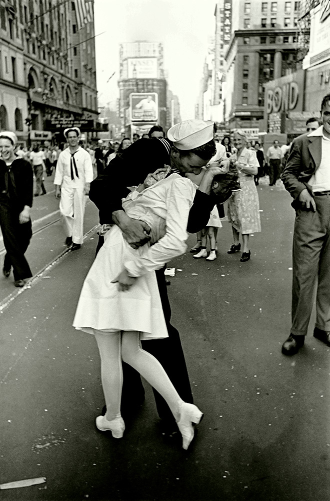 Alfred Eisenstaedt, Vittoria sul Giappone, New York City, 14 agosto, 1945. ©Alfred Eisenstaedt. The LIFE Picture Collection, Shutterstock Alfred Eisenstaedt, Vittoria sul Giappone, New York City, 14 agosto, 1945. ©Alfred Eisenstaedt. The LIFE Picture Collection, Shutterstock