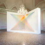 “Architetture trasparenti”: Illusioni, riflessi e passaggi oltre il visibile