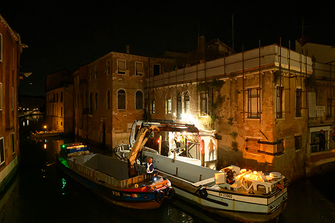 The Migrant Child di Banksy a Venezia è stata rimosso per essere restaurato