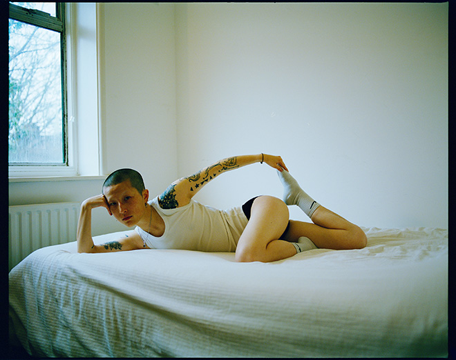 ©Han Yang (China), Courtesy All About Photo - Nonbinary_Holli Xue. Series: In Between Worlds. All About Photo presenta AAP Magazine #48: Portrait ©Han Yang (China), Courtesy All About Photo - Nonbinary_Holli Xue. Series: In Between Worlds. All About Photo presenta AAP Magazine #48: Portrait