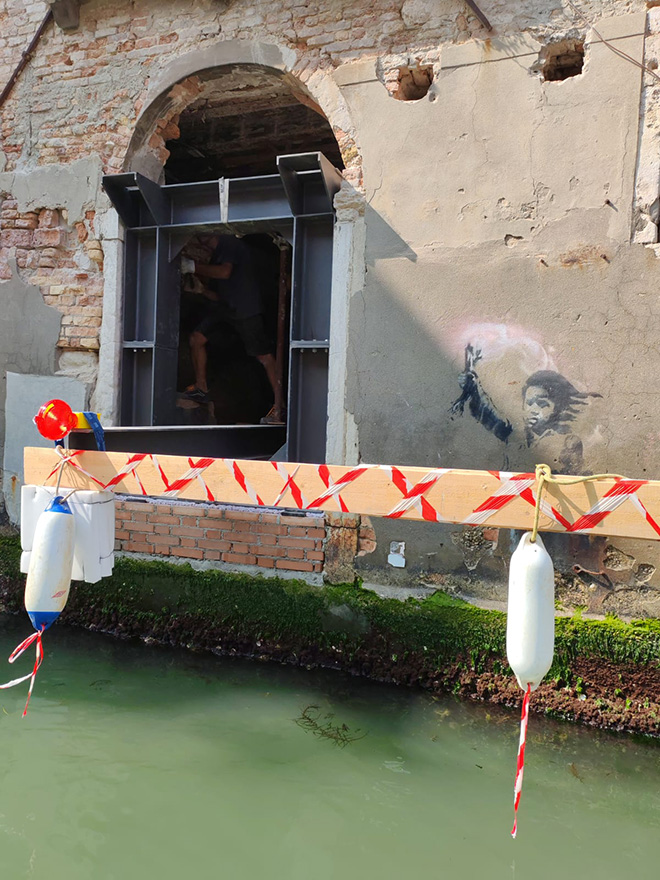 The Migrant Child di Banksy a Venezia è stata rimosso per essere restaurato