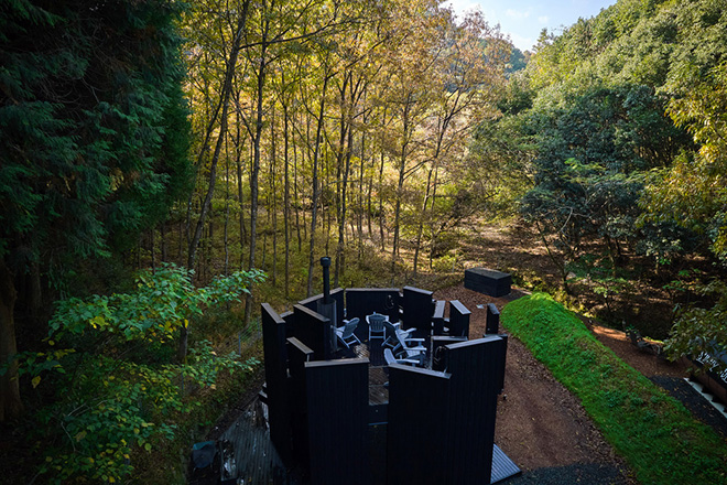 Amane Architecture - OND SAUNA. By looking at the forest at the same height as the trees, rather than looking up at the trees, the intention is to share the rhythm of the forest's growth. Photo credit: Akinobu Kawabe (helico)
