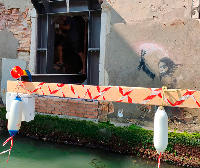 “The Migrant Child” di Banksy a Venezia è stata rimosso per essere restaurato