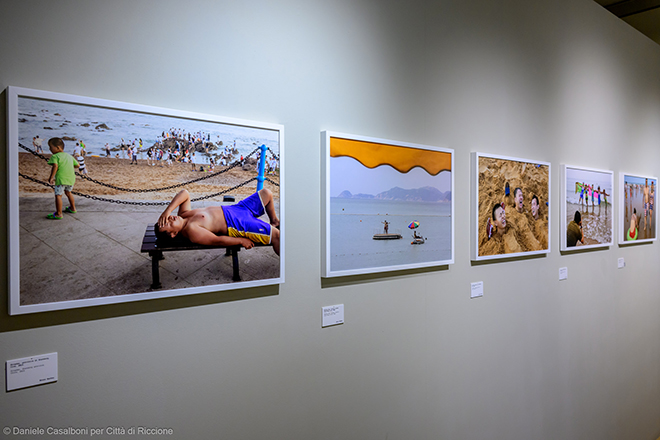 Mare Magnum - Da Ferdinando Scianna a Martin Parr I fotografi Magnum e le spiagge, installation view, Villa Mussolini, Riccione. Photo courtesy: Civita Mostre e Musei Mare Magnum - Da Ferdinando Scianna a Martin Parr I fotografi Magnum e le spiagge, installation view, Villa Mussolini, Riccione. Photo courtesy: Civita Mostre e Musei