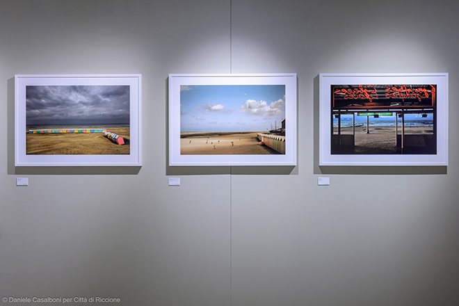 Mare Magnum - Da Ferdinando Scianna a Martin Parr I fotografi Magnum e le spiagge, installation view, Villa Mussolini, Riccione. Photo courtesy: Civita Mostre e Musei Mare Magnum - Da Ferdinando Scianna a Martin Parr I fotografi Magnum e le spiagge, installation view, Villa Mussolini, Riccione. Photo courtesy: Civita Mostre e Musei