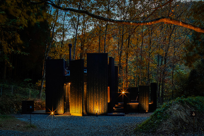 Amane Architecture - OND SAUNA. At night, the illuminated trees create a fantastic scenery. Photo credit: Akinobu Kawabe (helico)