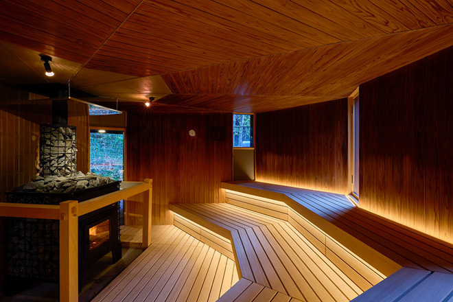 Amane Architecture - OND SAUNA. The arrangement of the benches, with their blunt angles, facilitates a reasonable amount of conversation. Photo credit: Akinobu Kawabe (helico)