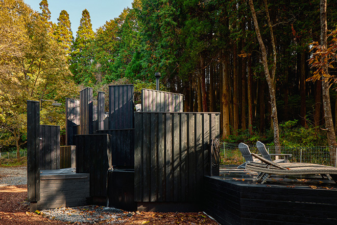 Amane Architecture - OND SAUNA. The alley-like space surrounded by walls adds depth to the forest view. Photo credit: Akinobu Kawabe (helico)