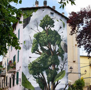 ONIRO - Il Sacrificio dell’Uomo-Albero, Acuto (FR), Lazio. Pittura al quarzo e vernice spray - circa 7,5 m x 14 m, 2025 ONIRO – “Il Sacrificio dell’Uomo-Albero”, murale ad Acuto (FR)