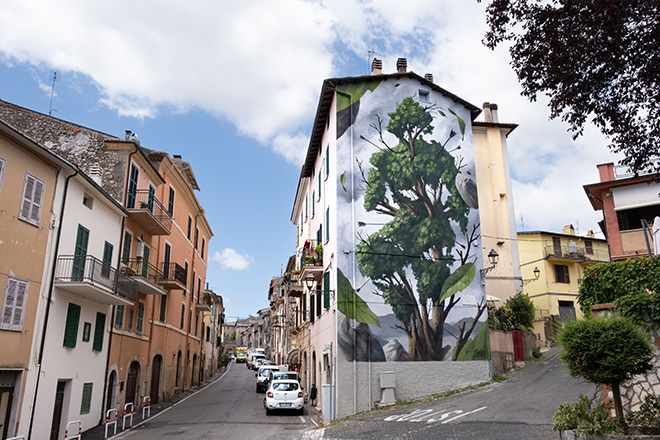 ONIRO - Il Sacrificio dell’Uomo-Albero, Acuto (FR), Lazio. Pittura al quarzo e vernice spray - circa 7,5 m x 14 m, 2025 ONIRO - Il Sacrificio dell’Uomo-Albero, Acuto (FR), Lazio. Pittura al quarzo e vernice spray - circa 7,5 m x 14 m, 2025